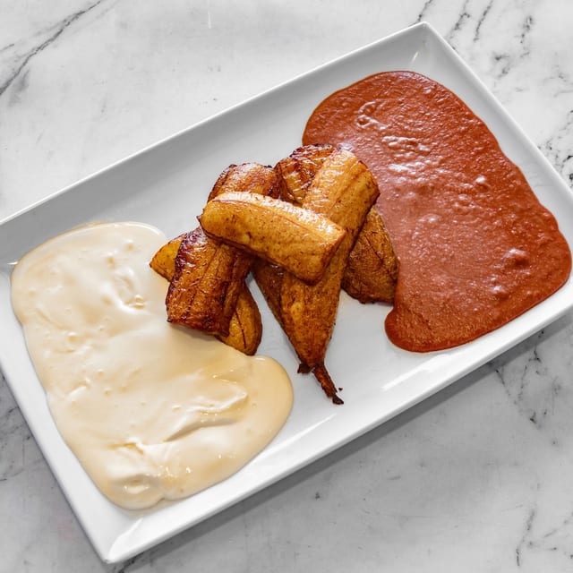 Platanos Con Crema Y Frijol.