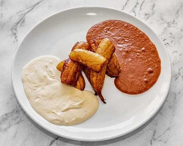 Platanos Con Crema Y Frijol.