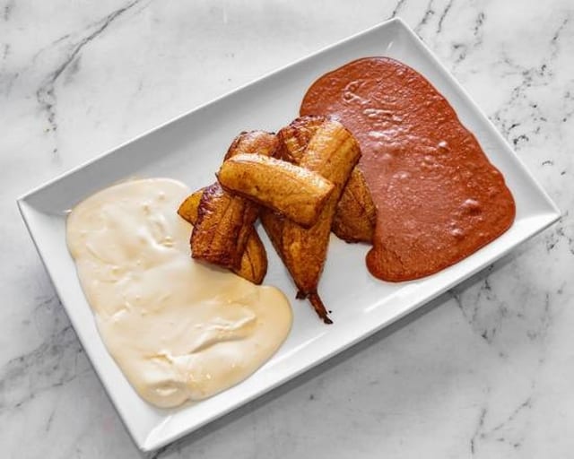 Platanos Con Crema Y Frijol.